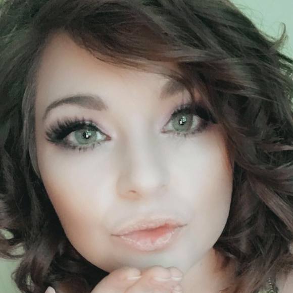 Poshmark profile picture for @merta